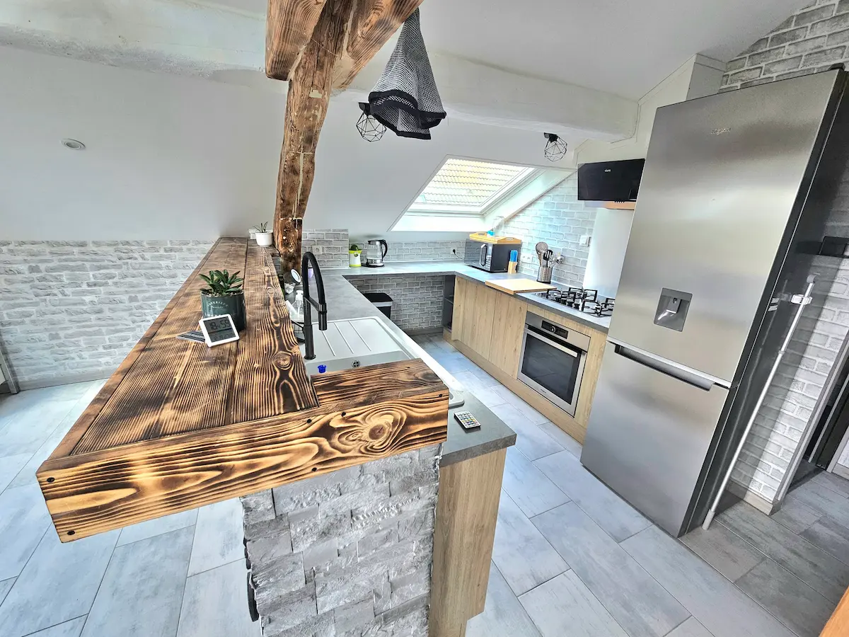 Rénovation intérieure haut de gamme — cuisine sur mesure en pierre de parement, maçonnerie de prestige par Les Gentlemens du Bâtiment, Haute-Savoie (74)