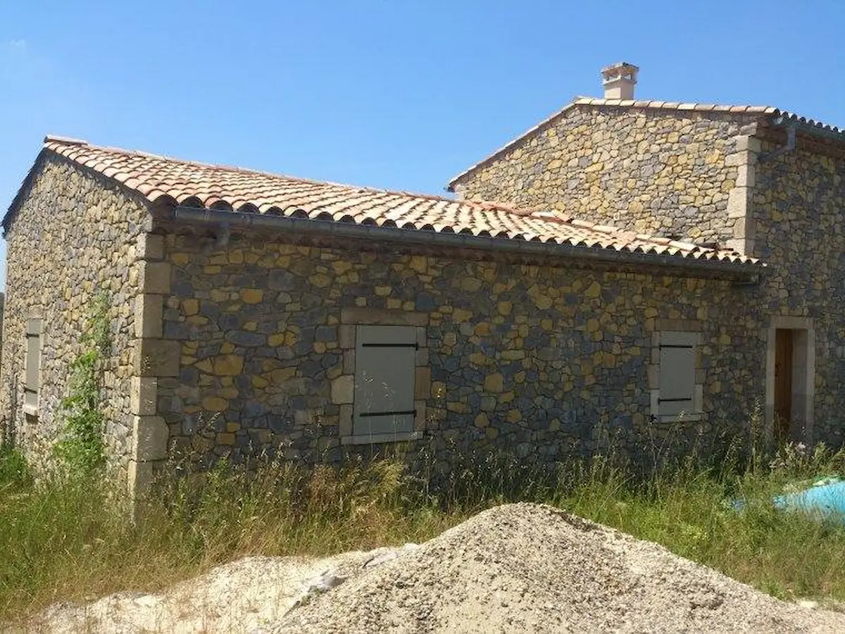 Taille de pierre traditionnelle — construction d'une maison en pierre apparente, travaux pierre naturelle Haute-Savoie (74) — Les Gentlemens du Bâtiment
