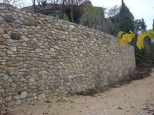 Maçonnerie pierre sèche — muret de soutènement en pierre locale, technique traditionnelle savoyarde, expert bâtiment Genève et Haute-Savoie